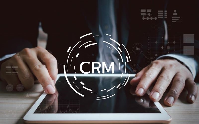 آیا استفاده از نرم افزار CRM به بهبود تجربه مشتریان کمک می کند؟